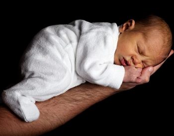 Skuteczne sposoby mam na ból brzucha u niemowlaka