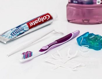 Przekwitanie wpływa na zdrowie jamy ustnej.  Jak dbać o zęby w menopauzie?