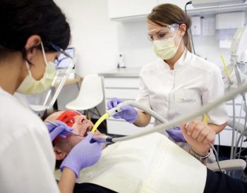 Usuwanie kamienia nazębnego - Czym jest skaling i piaskowanie?