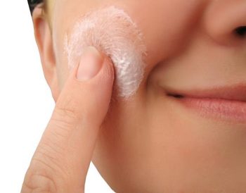 Poznaj top 3 peelingi rekomendowane przez lekarzy dermatologów