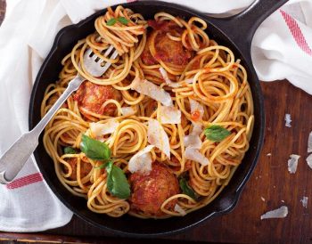 Makaron spaghetti z pulpecikami w sosie pomidorowym