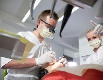 Uważaj na zaczerwienione dziąsła. To początek problemów! Zaczerwienione, opuchnięte i krwawiące dziąsła mogą być zwiastunami chorób przyzębia.
