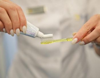 Jak wybrać odpowiednią pastę do zębów?