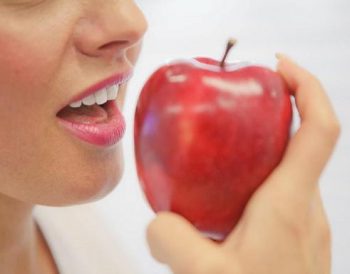 Nieswieży oddech? Wprowadź te produkty do diety
