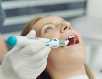 Znieczulający wibrator u dentysty