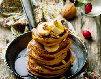 Pancake z maślanki z sosem karmelowym i owocami